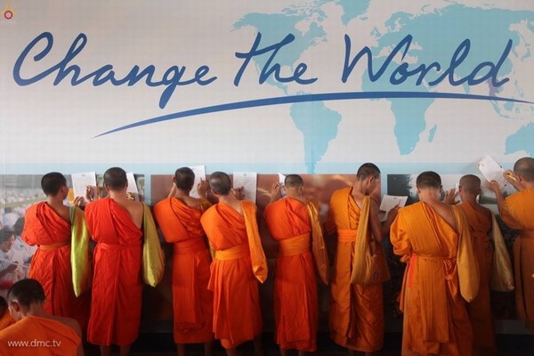 Thái Lan: Chùm ảnh Sự kiện Ngày Trái Đất tổ chức tại Tu viện viện Wat Phra Dhammakaya, Bangkok