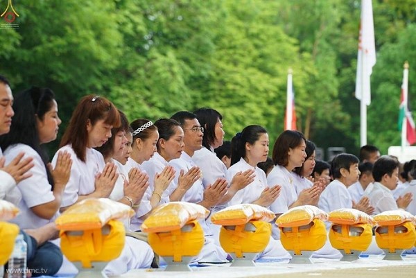 Thái Lan: Dịp mùa Chay 100 nghìn người xuất gia gieo duyên đi diễu hành khắp đường phố