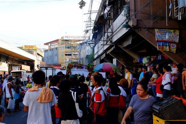 Philippines: Chùm ảnh Phật đản tổ chức xe hoa di động cho dân Phi tắm Phật chốn đô thị