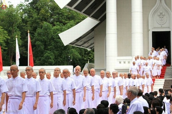 Thái Lan: Dịp mùa Chay 100 nghìn người xuất gia gieo duyên đi diễu hành khắp đường phố