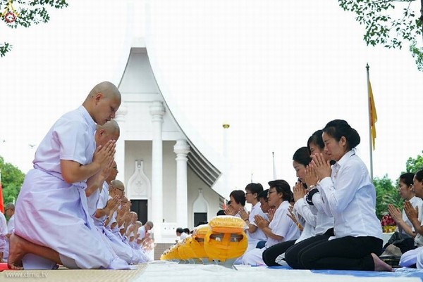 Thái Lan: Dịp mùa Chay 100 nghìn người xuất gia gieo duyên đi diễu hành khắp đường phố