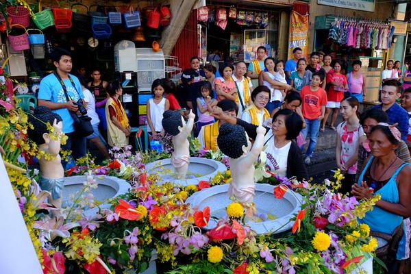 Philippines: Chùm ảnh Phật đản tổ chức xe hoa di động cho dân Phi tắm Phật chốn đô thị