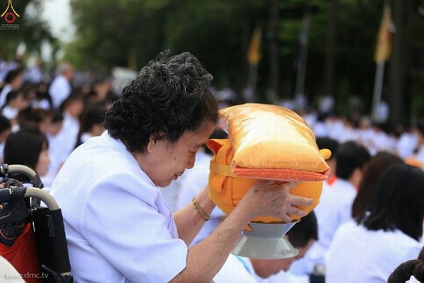 Thái Lan: Dịp mùa Chay 100 nghìn người xuất gia gieo duyên đi diễu hành khắp đường phố