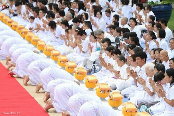 Thái Lan: Dịp mùa Chay 100 nghìn người xuất gia gieo duyên đi diễu hành khắp đường phố