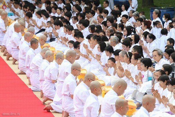 Thái Lan: Dịp mùa Chay 100 nghìn người xuất gia gieo duyên đi diễu hành khắp đường phố