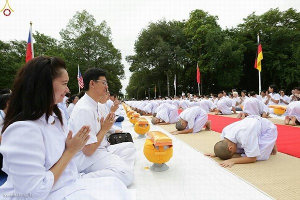 Thái Lan: Dịp mùa Chay 100 nghìn người xuất gia gieo duyên đi diễu hành khắp đường phố