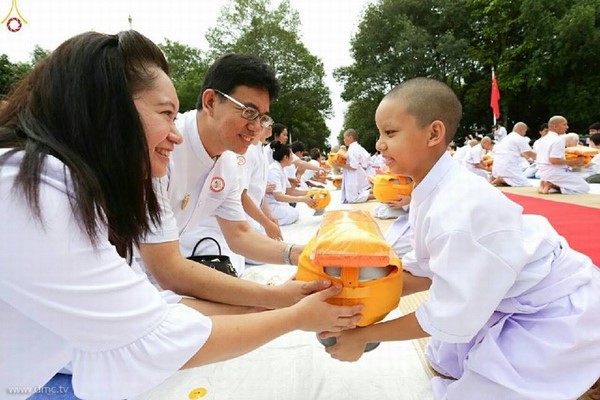 Thái Lan: Dịp mùa Chay 100 nghìn người xuất gia gieo duyên đi diễu hành khắp đường phố