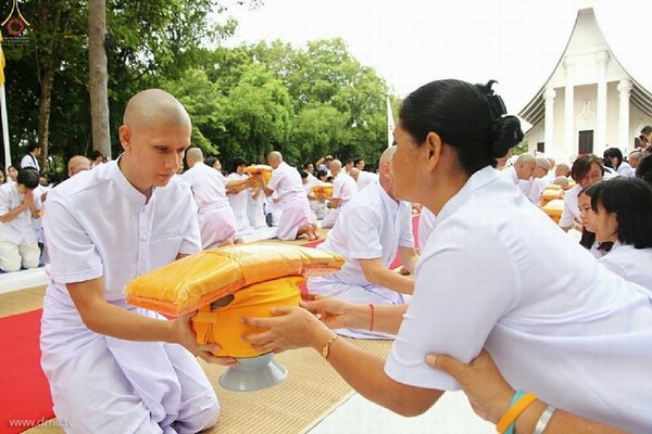Thái Lan: Dịp mùa Chay 100 nghìn người xuất gia gieo duyên đi diễu hành khắp đường phố