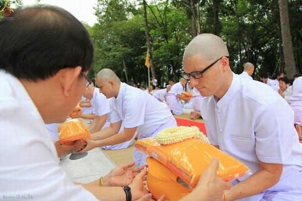 Thái Lan: Dịp mùa Chay 100 nghìn người xuất gia gieo duyên đi diễu hành khắp đường phố