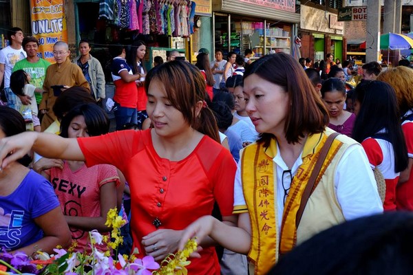 Philippines: Chùm ảnh Phật đản tổ chức xe hoa di động cho dân Phi tắm Phật chốn đô thị