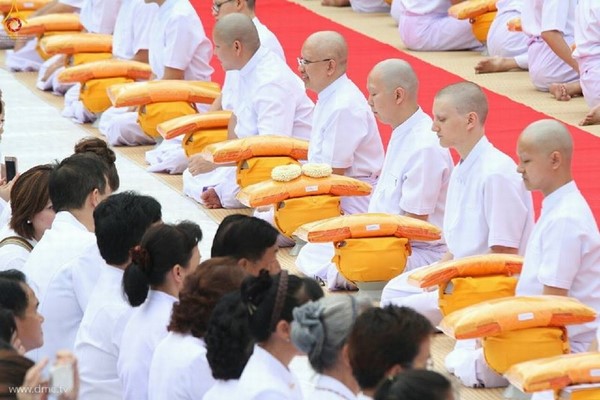 Thái Lan: Dịp mùa Chay 100 nghìn người xuất gia gieo duyên đi diễu hành khắp đường phố