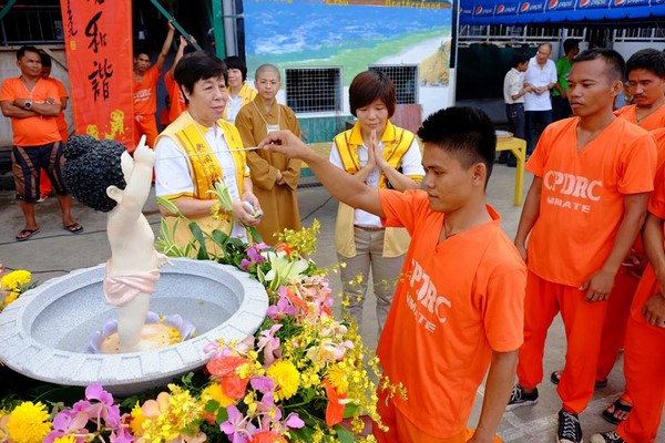 Philippines: Chùm ảnh Kính mừng Phật đản PL. 2559 tại nhà tù Cebu