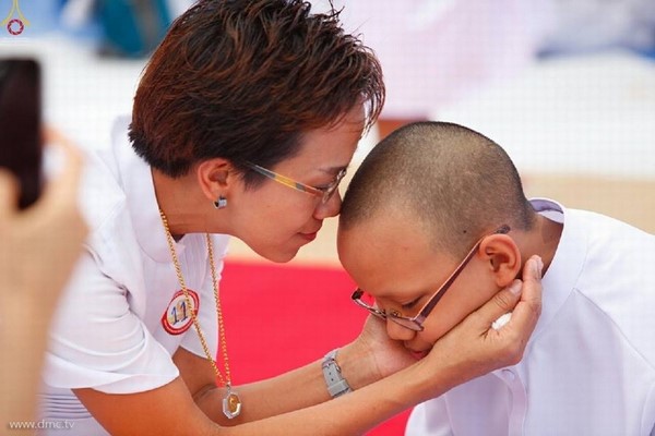 Thái Lan: Dịp mùa Chay 100 nghìn người xuất gia gieo duyên đi diễu hành khắp đường phố