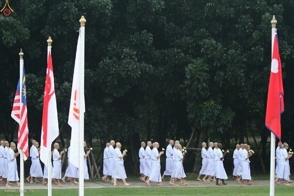 Thái Lan: Dịp mùa Chay 100 nghìn người xuất gia gieo duyên đi diễu hành khắp đường phố