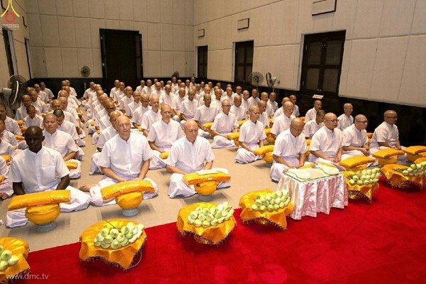 Thái Lan: Dịp mùa Chay 100 nghìn người xuất gia gieo duyên đi diễu hành khắp đường phố