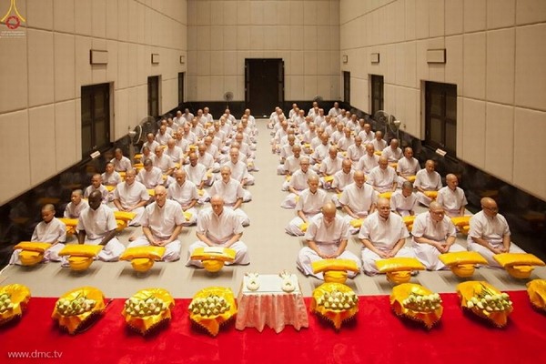 Thái Lan: Dịp mùa Chay 100 nghìn người xuất gia gieo duyên đi diễu hành khắp đường phố