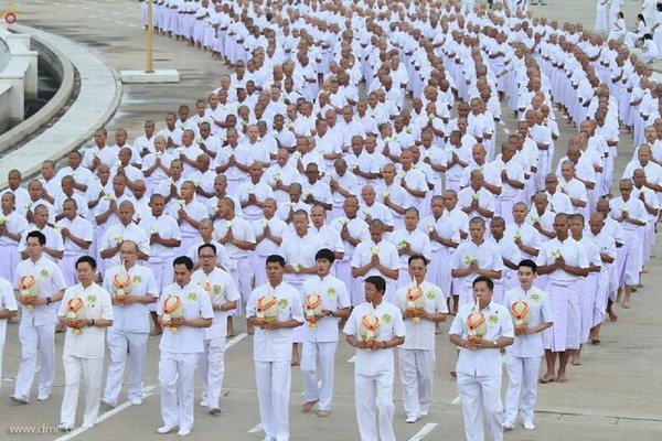Thái Lan: Dịp mùa Chay 100 nghìn người xuất gia gieo duyên đi diễu hành khắp đường phố