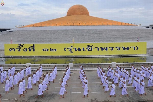 Thái Lan: Dịp mùa Chay 100 nghìn người xuất gia gieo duyên đi diễu hành khắp đường phố