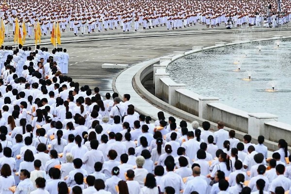 Thái Lan: Dịp mùa Chay 100 nghìn người xuất gia gieo duyên đi diễu hành khắp đường phố