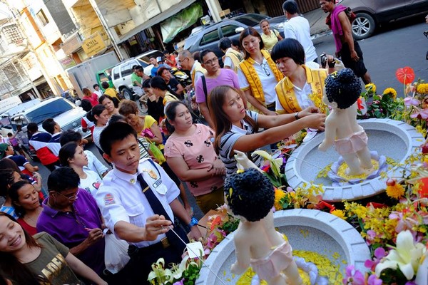 Philippines: Chùm ảnh Phật đản tổ chức xe hoa di động cho dân Phi tắm Phật chốn đô thị