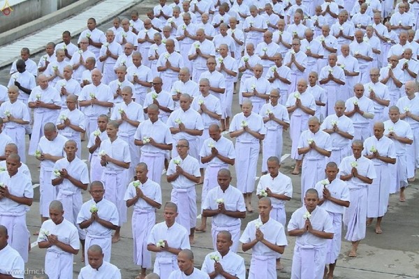 Thái Lan: Dịp mùa Chay 100 nghìn người xuất gia gieo duyên đi diễu hành khắp đường phố