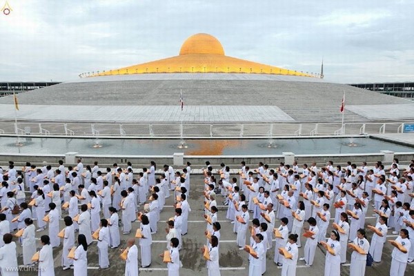 Thái Lan: Dịp mùa Chay 100 nghìn người xuất gia gieo duyên đi diễu hành khắp đường phố