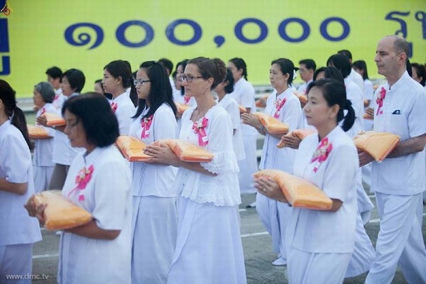 Thái Lan: Dịp mùa Chay 100 nghìn người xuất gia gieo duyên đi diễu hành khắp đường phố
