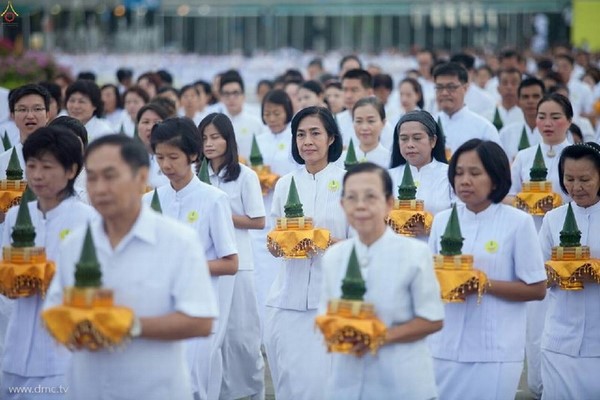 Thái Lan: Dịp mùa Chay 100 nghìn người xuất gia gieo duyên đi diễu hành khắp đường phố