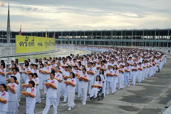Thái Lan: Dịp mùa Chay 100 nghìn người xuất gia gieo duyên đi diễu hành khắp đường phố