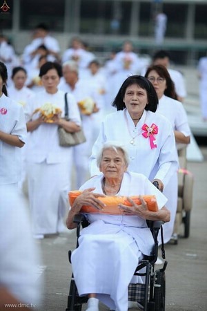 Thái Lan: Dịp mùa Chay 100 nghìn người xuất gia gieo duyên đi diễu hành khắp đường phố