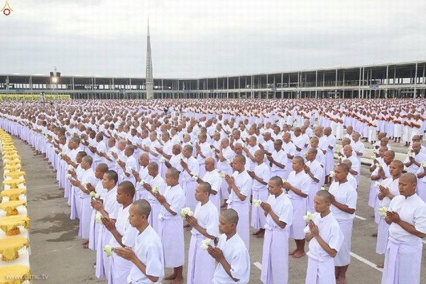 Thái Lan: Dịp mùa Chay 100 nghìn người xuất gia gieo duyên đi diễu hành khắp đường phố