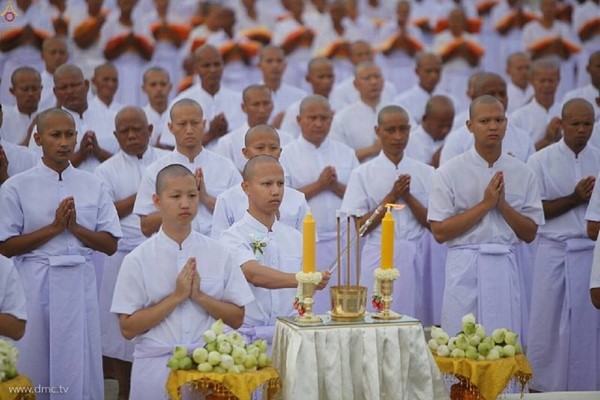 Thái Lan: Dịp mùa Chay 100 nghìn người xuất gia gieo duyên đi diễu hành khắp đường phố
