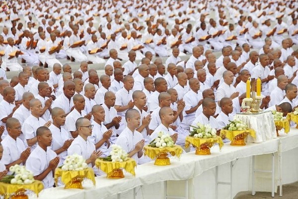 Thái Lan: Dịp mùa Chay 100 nghìn người xuất gia gieo duyên đi diễu hành khắp đường phố