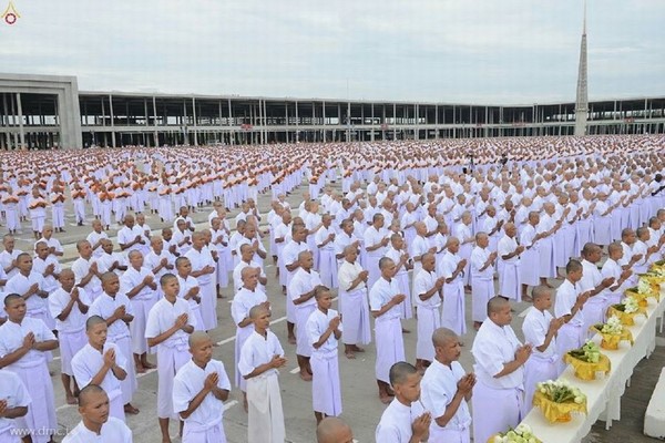 Thái Lan: Dịp mùa Chay 100 nghìn người xuất gia gieo duyên đi diễu hành khắp đường phố