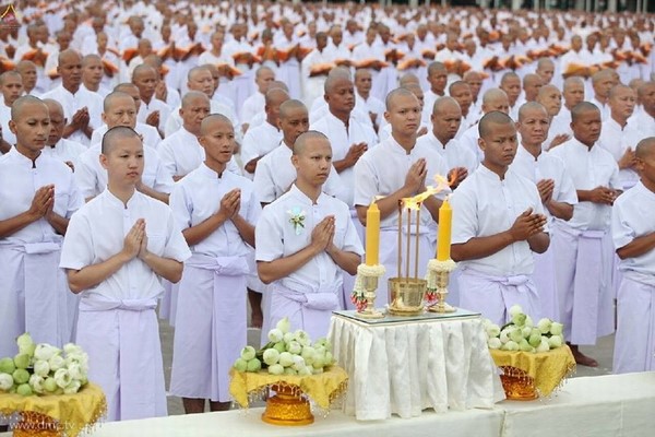 Thái Lan: Dịp mùa Chay 100 nghìn người xuất gia gieo duyên đi diễu hành khắp đường phố