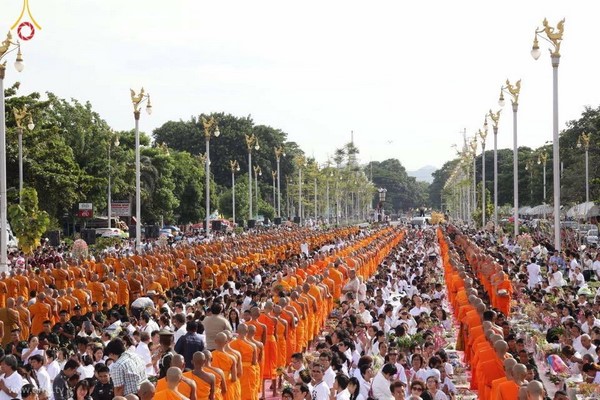 Thái Lan: Chùm ảnh dâng hoa cúng dường, gạo, thực phẩm cho chư Tăng mùa Hạ