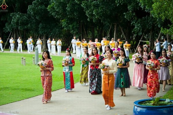 Thái Lan: Dịp mùa Chay 100 nghìn người xuất gia gieo duyên đi diễu hành khắp đường phố