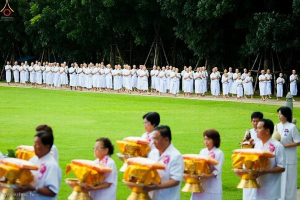 Thái Lan: Dịp mùa Chay 100 nghìn người xuất gia gieo duyên đi diễu hành khắp đường phố