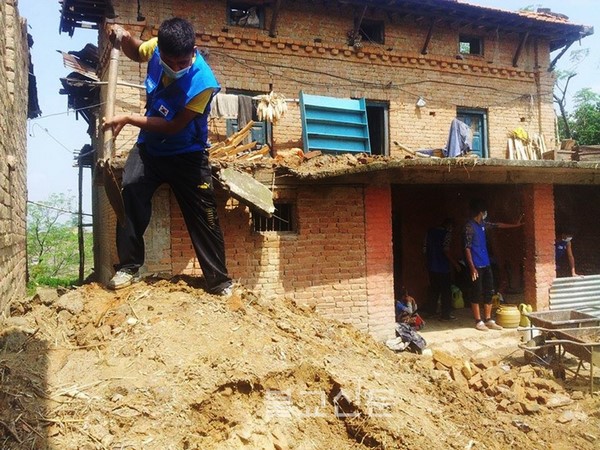 Chùm ảnh Phật giáo Hàn Quốc cứu trợ nạn động đất tại Nepal