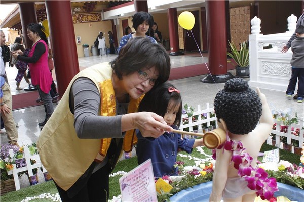 Hoa Kỳ: Nhân dịp kỷ niệm ngày Phật đản, Phật Quang Tây Lai Tự truyền Tam quy Ngũ giới