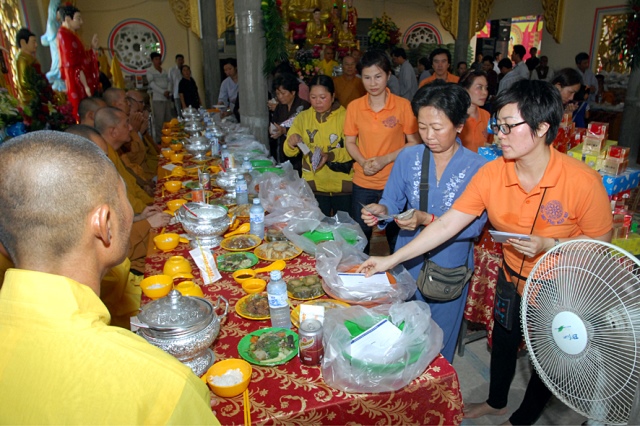 Quỹ Đạo Phật Ngày Nay: Chương trình từ thiện tại Campuchia tháng 04-2015