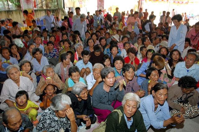 Quỹ Đạo Phật Ngày Nay: Chương trình từ thiện tại Campuchia tháng 04-2015