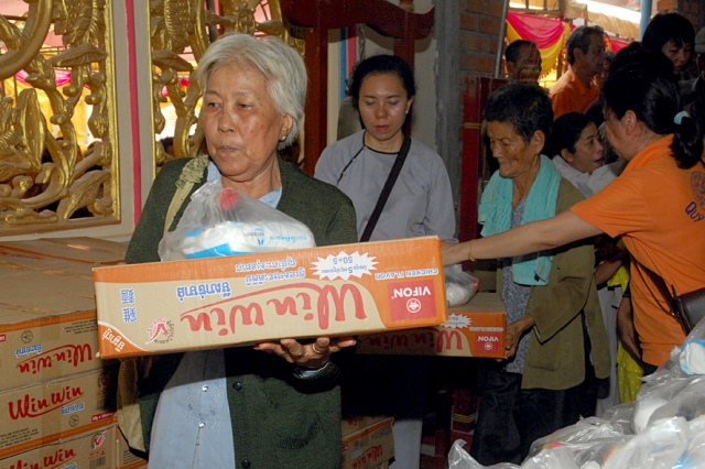 Quỹ Đạo Phật Ngày Nay: Chương trình từ thiện tại Campuchia tháng 04-2015