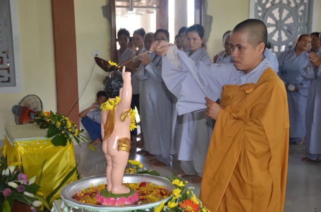 Quảng Trị: Lễ rước Phật đản sanh vào làng