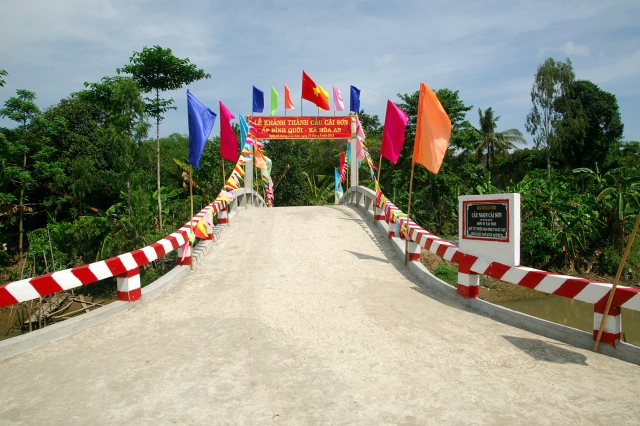 Lễ khánh thành cầu và trao tặng quà tại An Giang: Nối những bờ vui