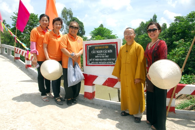 Lễ khánh thành cầu và trao tặng quà tại An Giang: Nối những bờ vui