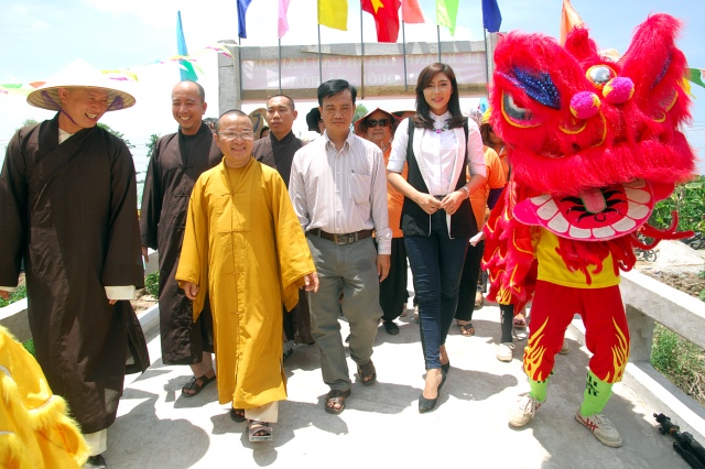 Lễ khánh thành cầu và trao tặng quà tại An Giang: Nối những bờ vui