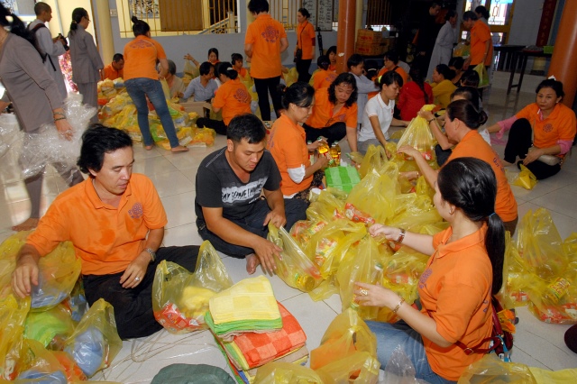 Lễ khánh thành cầu và trao tặng quà tại An Giang: Nối những bờ vui