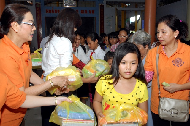 Lễ khánh thành cầu và trao tặng quà tại An Giang: Nối những bờ vui