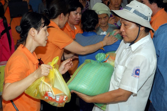 Lễ khánh thành cầu và trao tặng quà tại An Giang: Nối những bờ vui